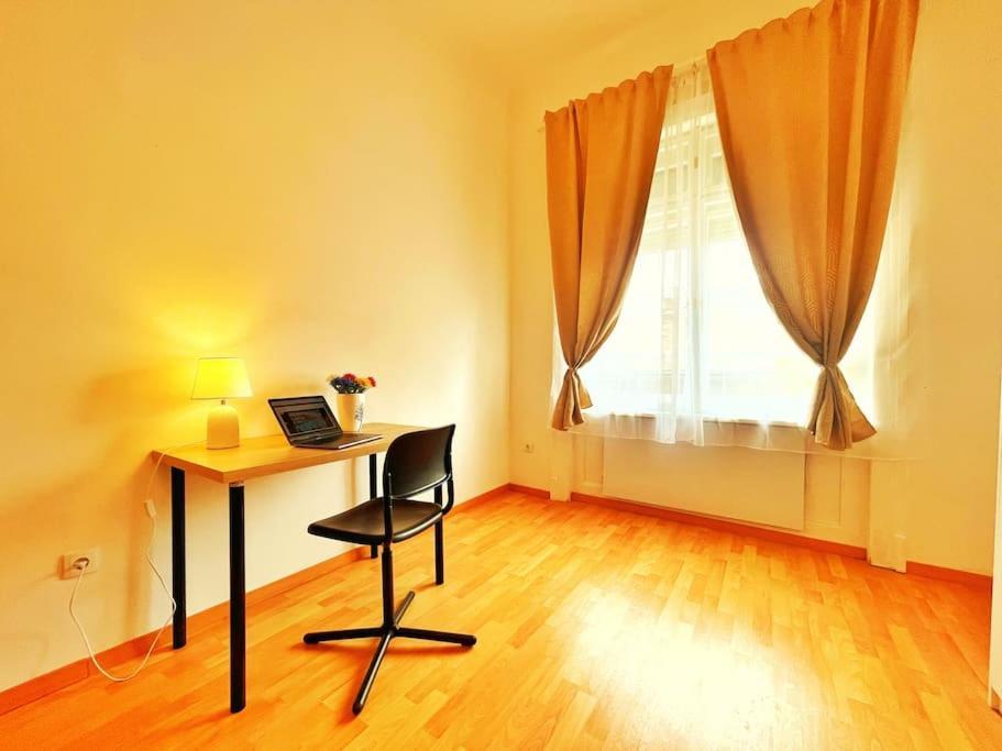 Central Spacious Flat Budapest Eksteriør billede