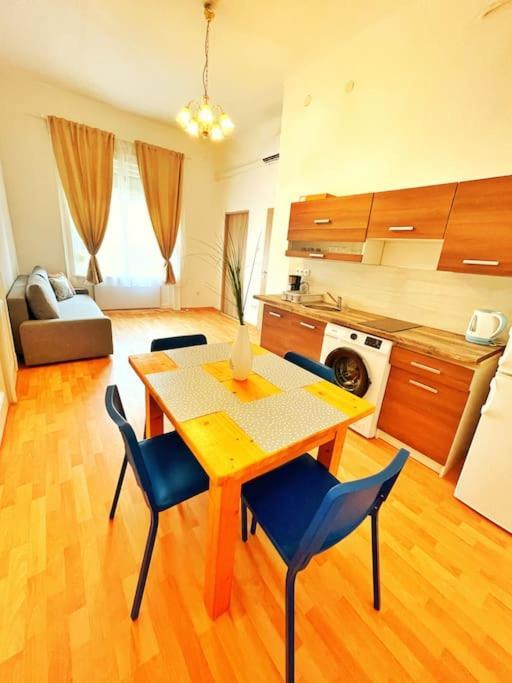 Central Spacious Flat Budapest Eksteriør billede