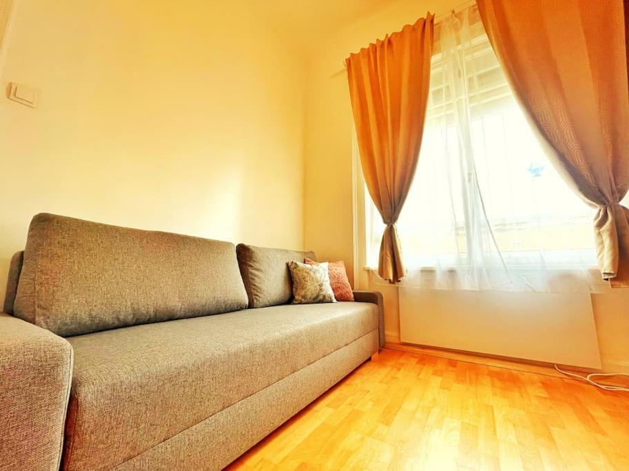 Central Spacious Flat Budapest Eksteriør billede