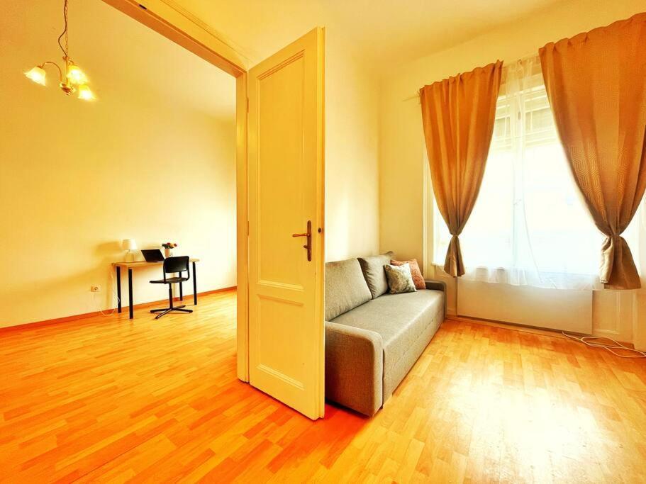 Central Spacious Flat Budapest Eksteriør billede